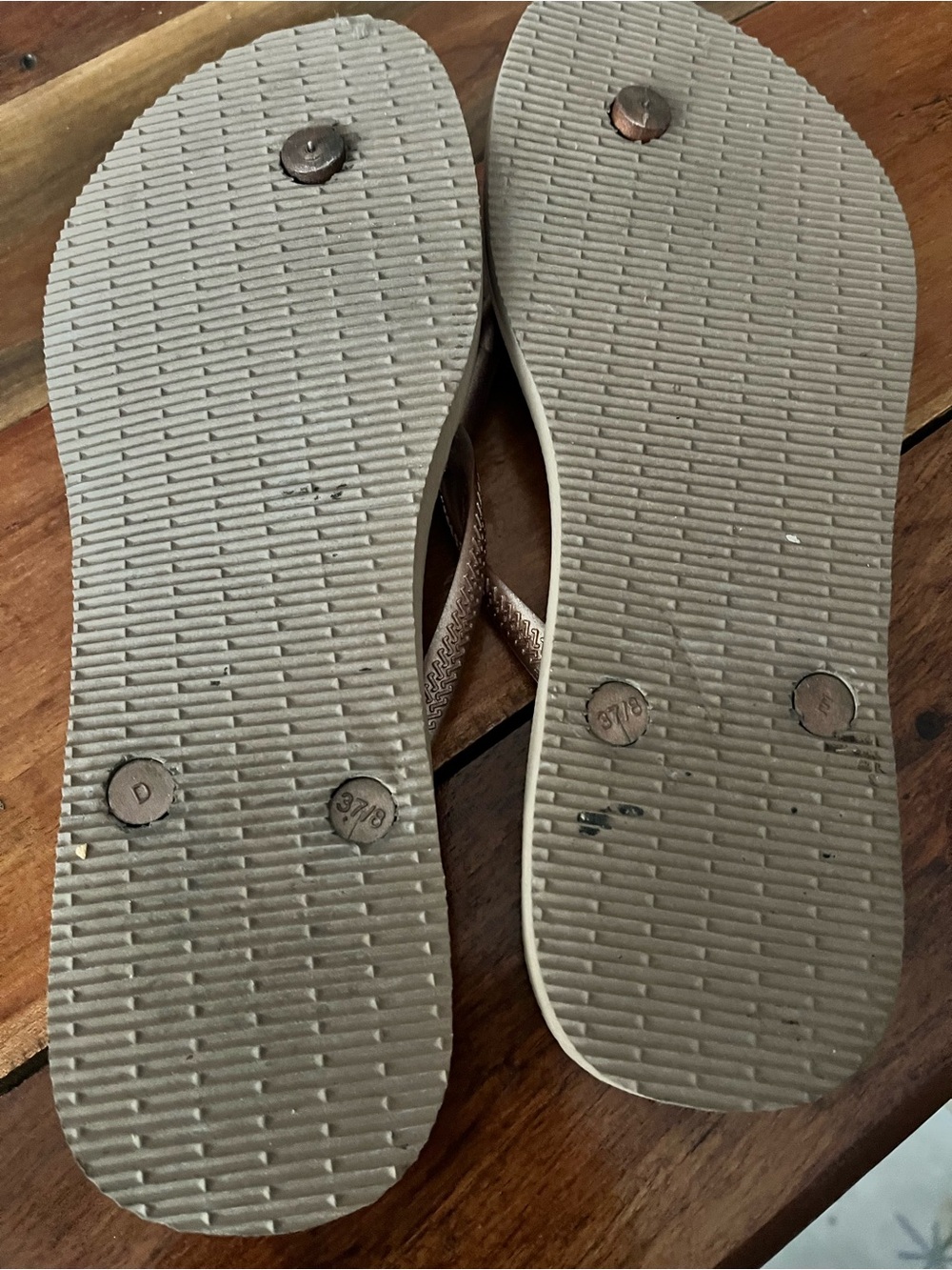 Havaianas Women's Slim Crystal Poem Gold Metallic with Flower Embellishment SZ 8 - Picture 6 of 6